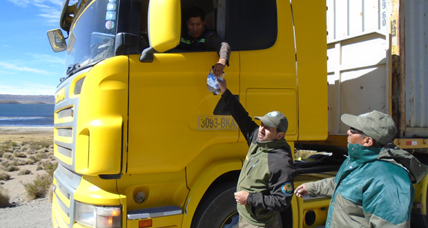 Guardaparques entregaron información y bolsas de basura a los camioneros que transitan por la ruta 11Ch. 