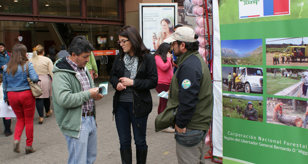 CONAF regaló el libro Flora y Fauna Más Representativa de la Reserva Nacional Río de Los Cipreses en Rancagua.
