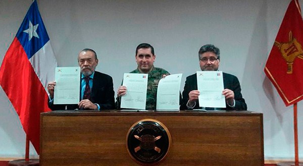 Director ejecutivo del Instituto Chileno de Campo de Hielo, Enrique Zamora Mondaca; comandante en Jefe de la IV División, general de Brigada Fernando San Cristóbal Schott; y el director regional de CONAF, Leonardo Yáñez Alvarado.