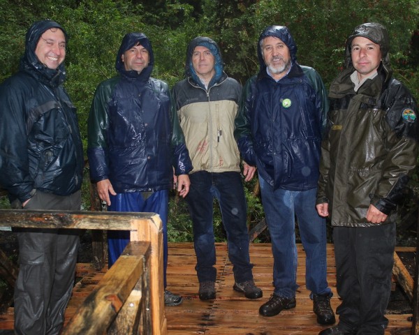 Personal de Sernageomin y CONAF en la visita inspectiva al Parque Nacional Queulat.