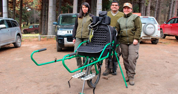 Estos monociclos permiten que personas que no pueden movilizarse solas o sin el uso de sillas de ruedas, sean transportadas por senderos rústicos por dos personas.