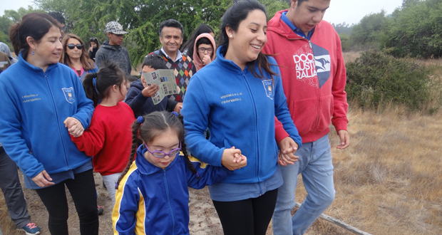  28 estudiantes de la escuela especial Las Dalias, de Viña del Mar, visitaron gratuitamente el sendero de libre accesibilidad, Los Coipos, de la Reserva Nacional Lago Peñuelas.