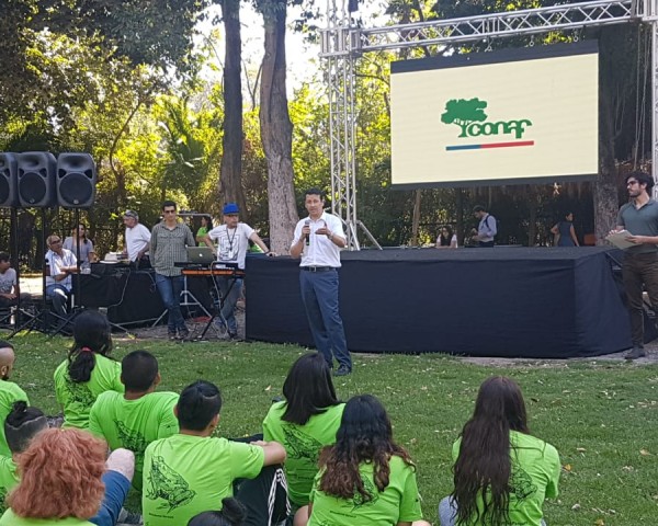 En gerente de Áreas Silvestres Protegidas de CONAF, Richard Torres Pinilla, despide a  jóvenes, antes de su partida a parques del centro, sur y zona austral del país.